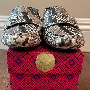 NIB TORY BURCH  KIRA DRIVER STAMPED SNAKE PRINTED LEATHER SZ 7 WARM ROCCIA 977